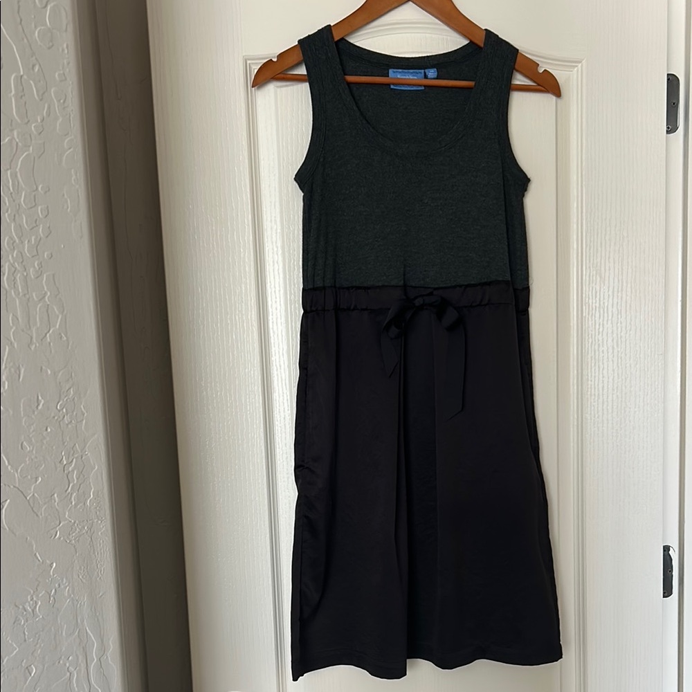 Black Sheath Dress with Sleeveless Design and Scoop Neck for Casual Occasions